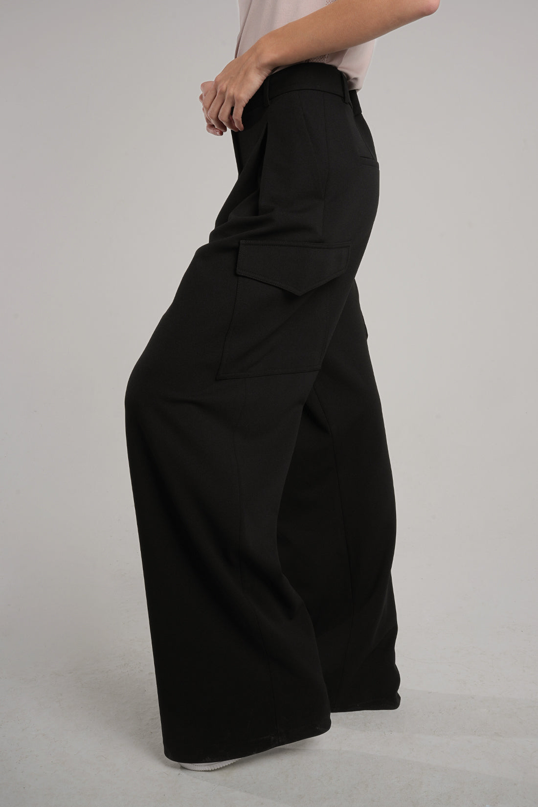 Zwarte hybride cargobroek met losse snit en lycra-stof, met zakdetails