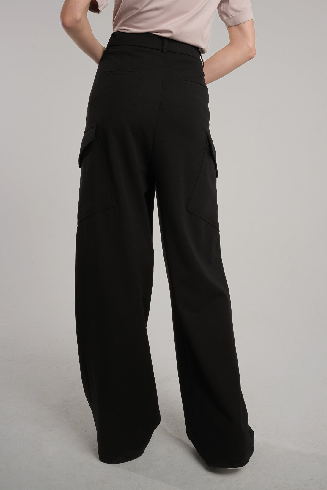 Zwarte hybride cargobroek met losse snit en lycra-stof, met zakdetails