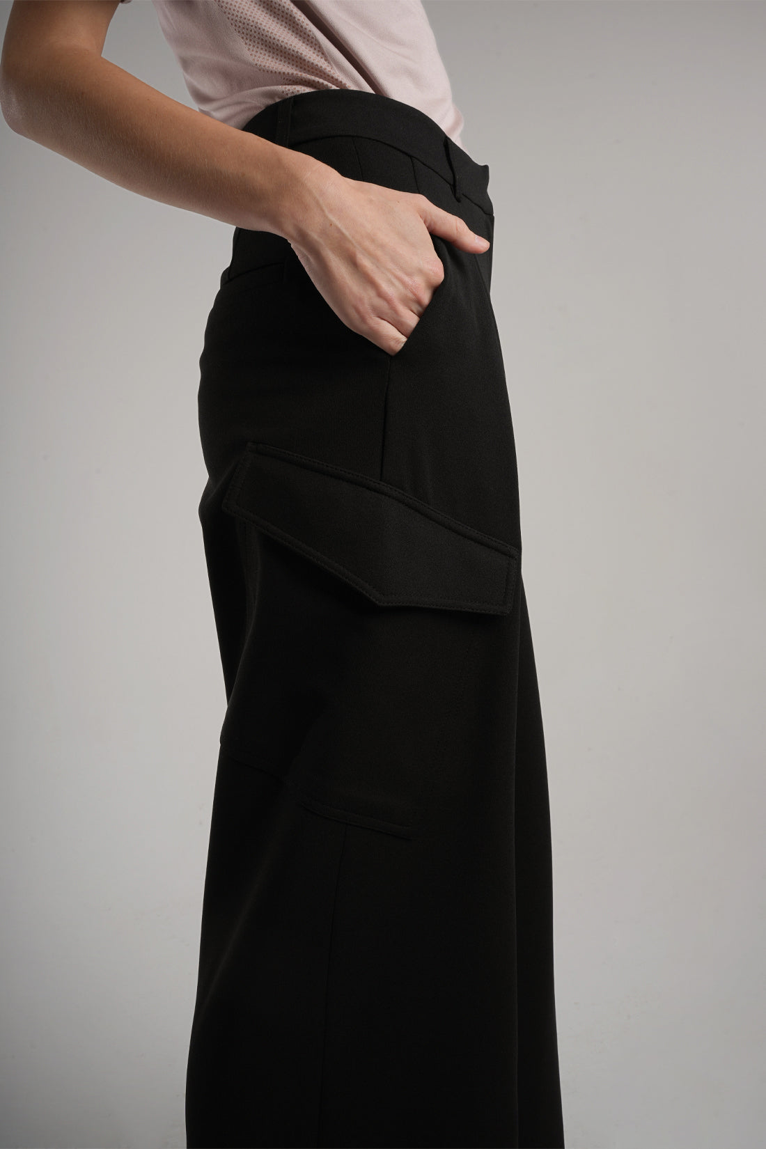 Zwarte hybride cargobroek met losse snit en lycra-stof, met zakdetails